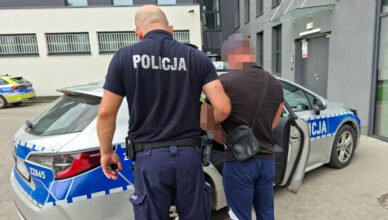 Unikał więzienia, ale zdradził go nerwowy manewr partnerki. 35-latek trafił za kratki