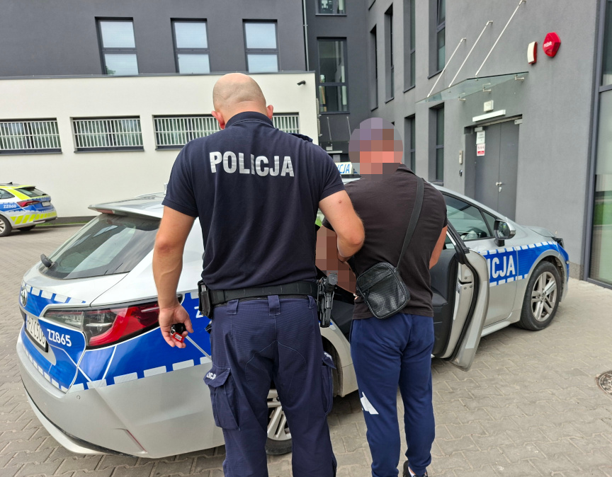 Unikał więzienia, ale zdradził go nerwowy manewr partnerki. 35-latek trafił za kratki