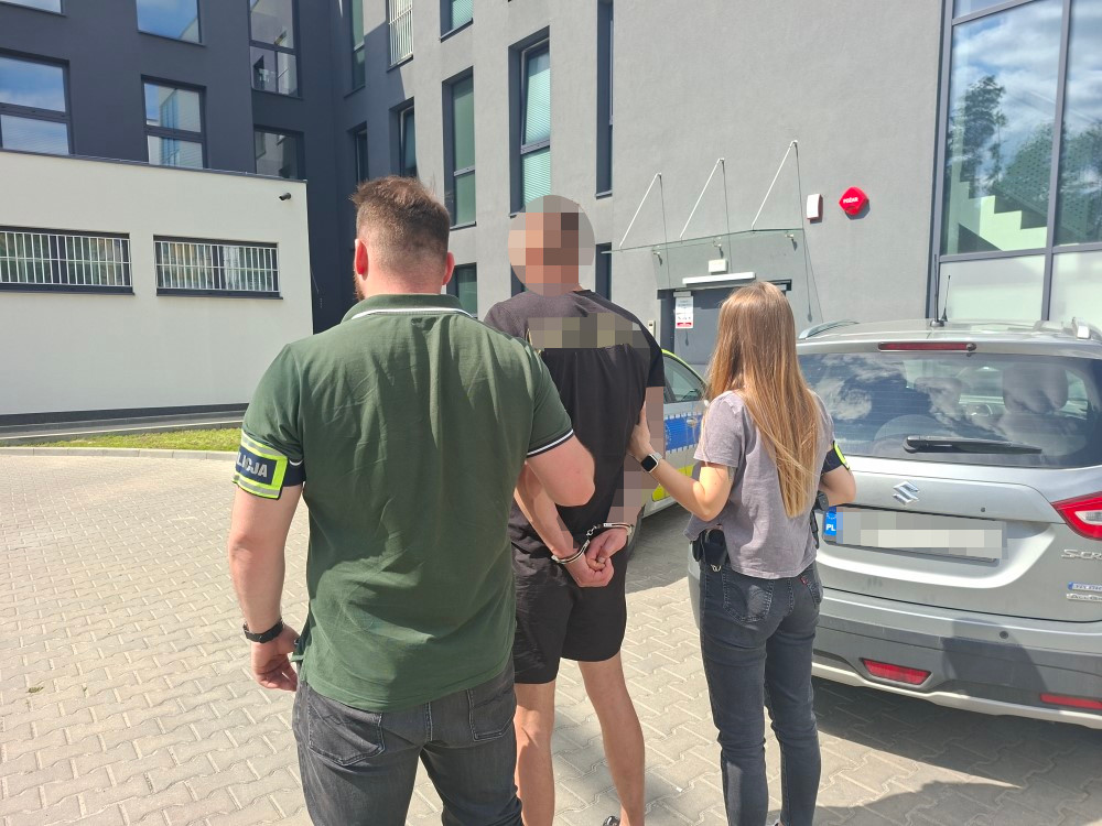 Przełom w sprawie rozboju i włamania. Karczewscy policjanci zatrzymali dwóch mężczyzn i przejęli znaczne ilości narkotyków.