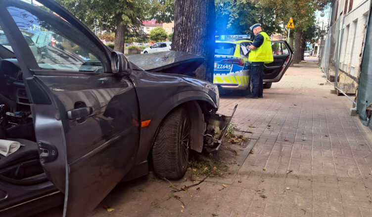 Pościg ulicami Wołomina. Nie zatrzymał się do kontroli, uderzył w drzewo i próbował uciekać pieszo