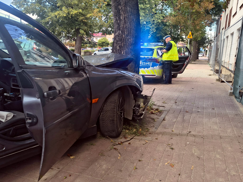 Pościg ulicami Wołomina. Nie zatrzymał się do kontroli, uderzył w drzewo i próbował uciekać pieszo