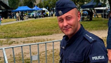 Jechał do pracy. Zatrzymał się, aby ratować życie. Policjant w drodze na służbę udzielił pomocy uczestnikom wypadku
