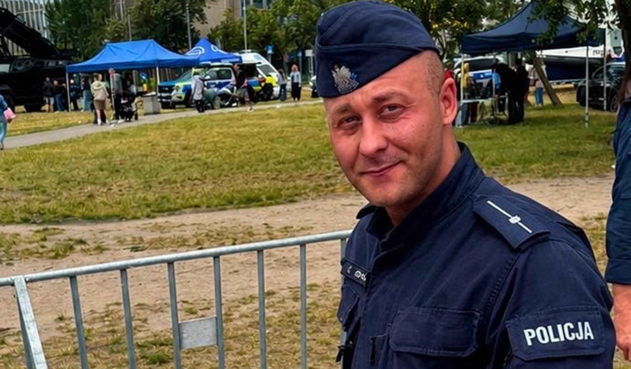 Jechał do pracy. Zatrzymał się, aby ratować życie. Policjant w drodze na służbę udzielił pomocy uczestnikom wypadku