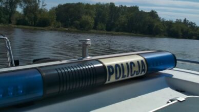 Wszedł do Narwi kilka metrów od brzegu i został porwany przez nurt