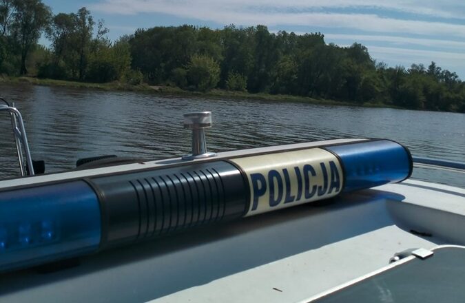 Wszedł do Narwi kilka metrów od brzegu i został porwany przez nurt