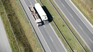 "Wyścig słoni" na S7 w oku kamery policyjnego drona