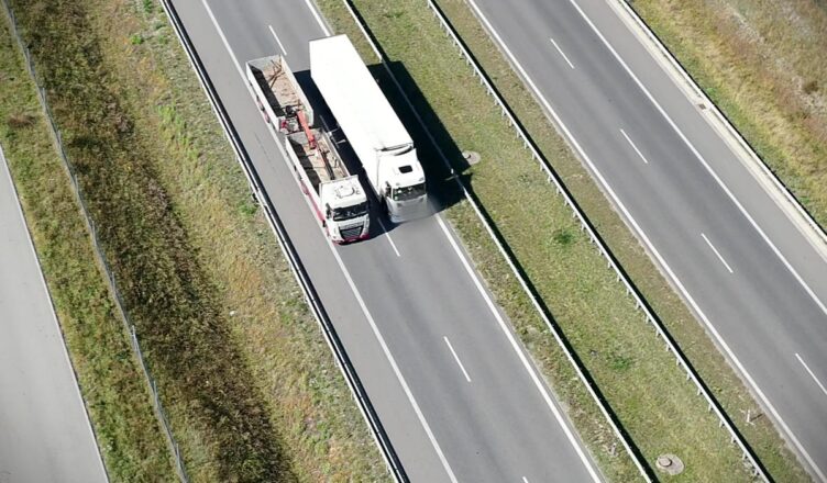 "Wyścig słoni" na S7 w oku kamery policyjnego drona