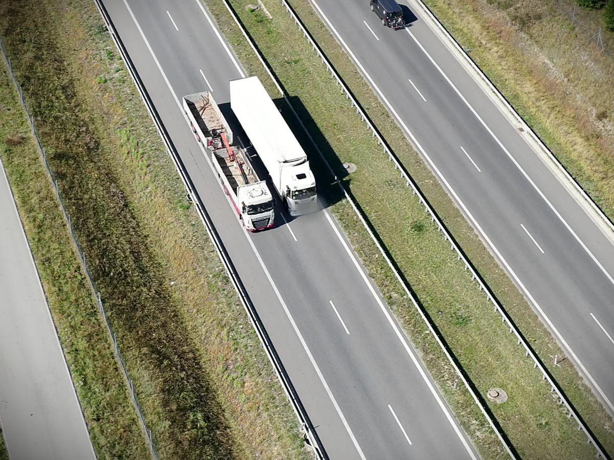 "Wyścig słoni" na S7 w oku kamery policyjnego drona