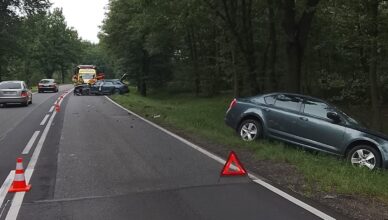 Groźne zderzenie na DW 579 w Aleksandrowie. Rozbite samochody zatrzymały się po przeciwnych stronach drogi