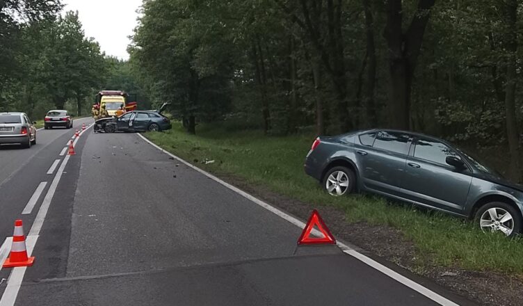 Groźne zderzenie na DW 579 w Aleksandrowie. Rozbite samochody zatrzymały się po przeciwnych stronach drogi