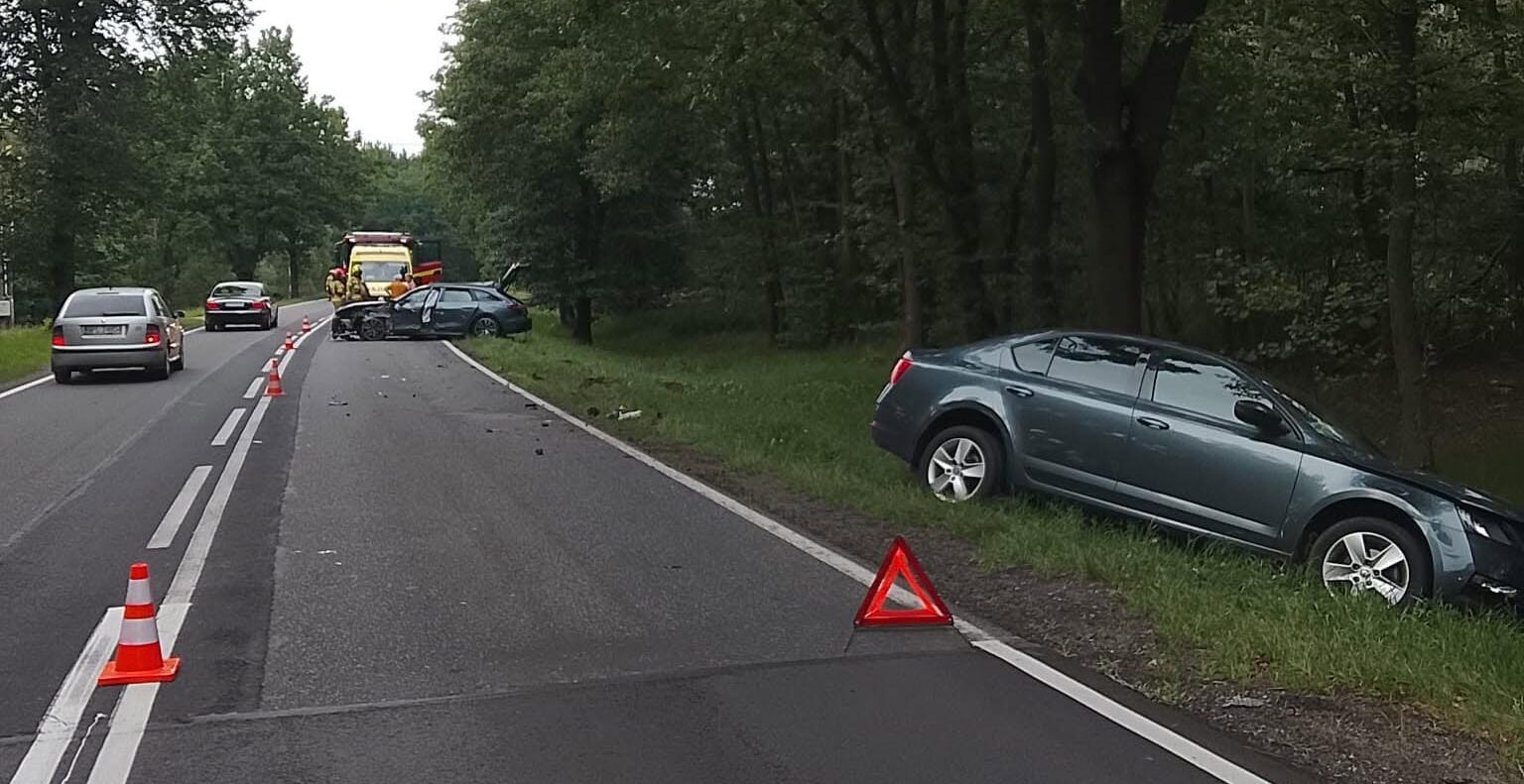 Groźne zderzenie na DW 579 w Aleksandrowie. Rozbite samochody zatrzymały się po przeciwnych stronach drogi