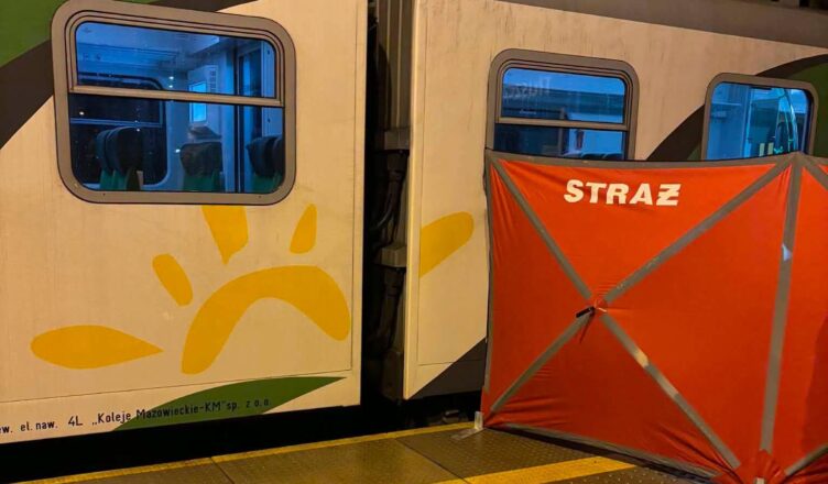 Śmiertelne potrącenie na stacji w Tłuszczu. Pasażer zginął pod kołami pociągu