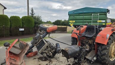 Potężne zderzenie w Kosewie. Ciągnik rolniczy rozpadł się na części, jedna osoba trafiła do szpitala
