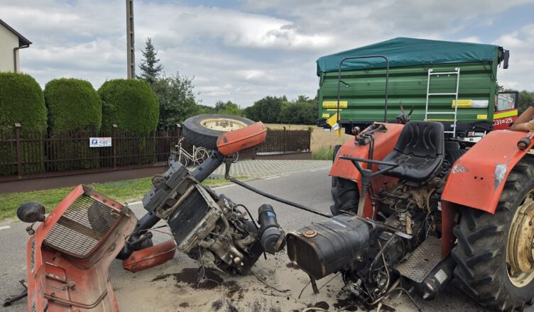 Potężne zderzenie w Kosewie. Ciągnik rolniczy rozpadł się na części, jedna osoba trafiła do szpitala