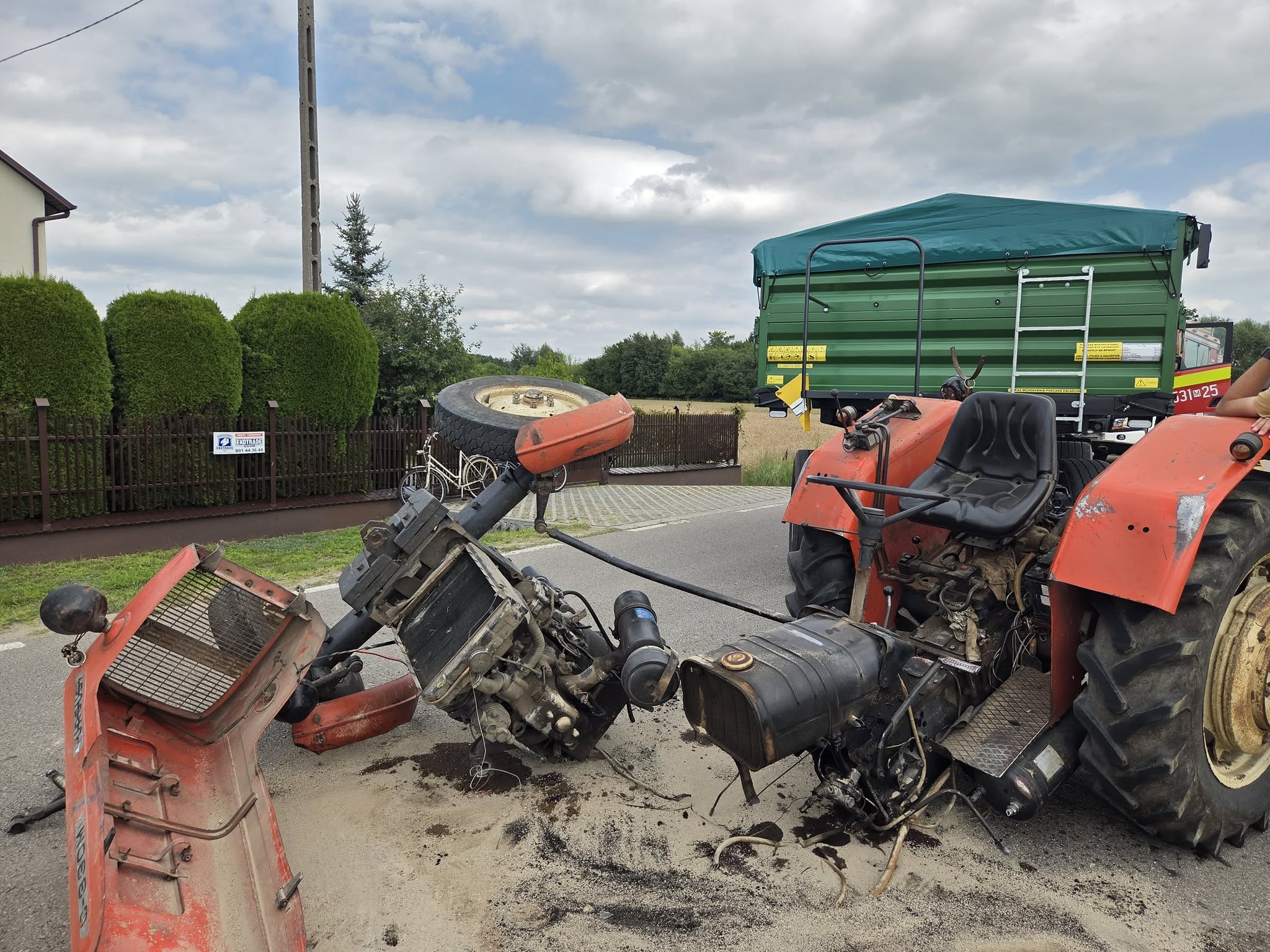 Potężne zderzenie w Kosewie. Ciągnik rolniczy rozpadł się na części, jedna osoba trafiła do szpitala