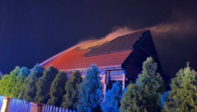 Nocny pożar domu w Jabłonnie. Ogień objął drewniany budynek mieszkalny