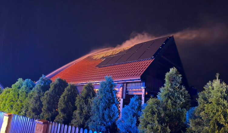 Nocny pożar domu w Jabłonnie. Ogień objął drewniany budynek mieszkalny
