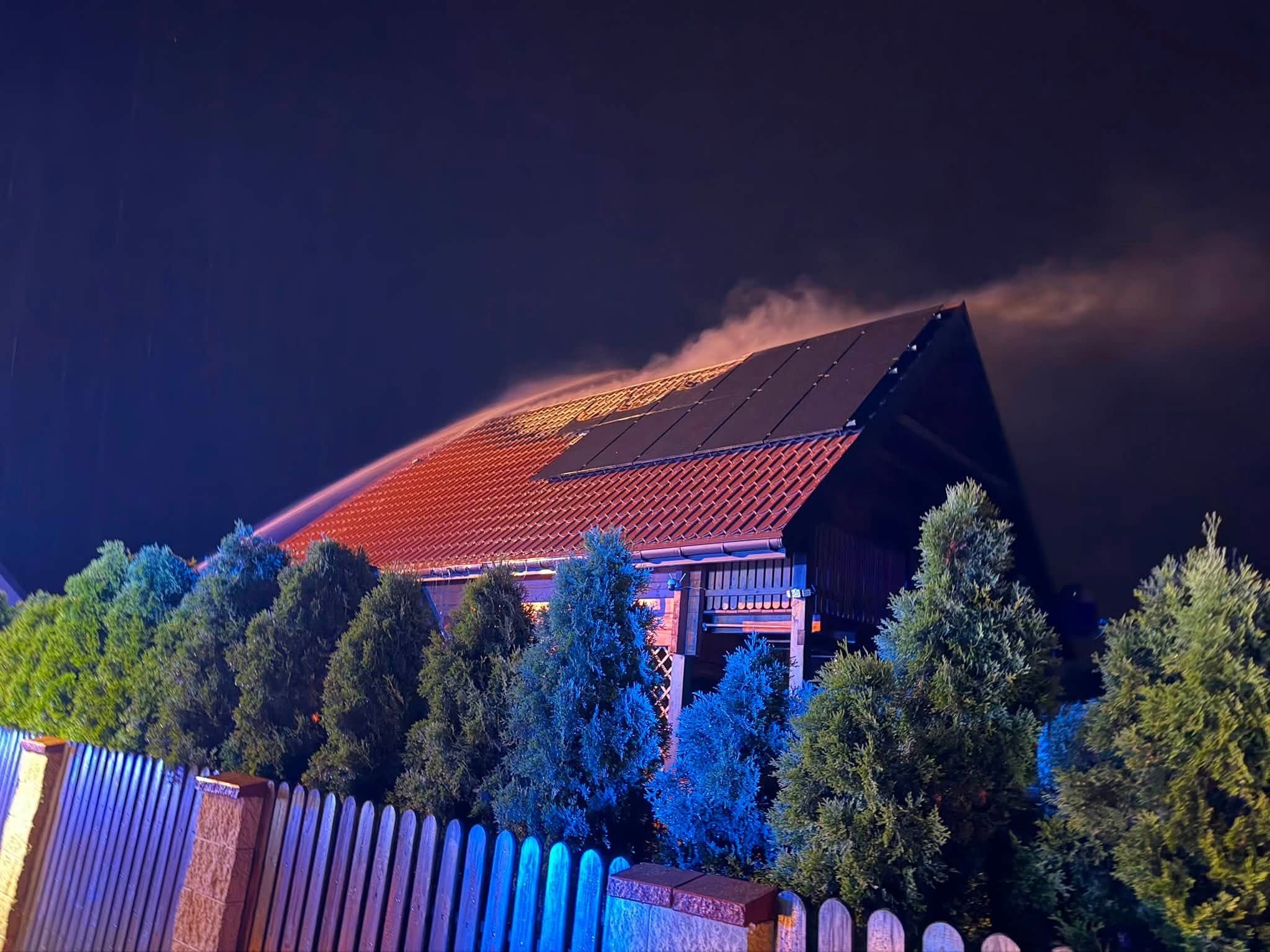 Nocny pożar domu w Jabłonnie. Ogień objął drewniany budynek mieszkalny