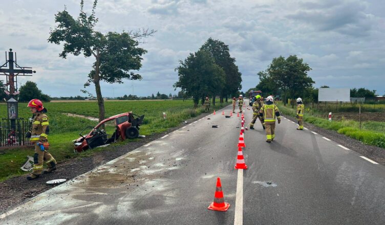 Groźne zderzenie na DW615 pod Ciechanowem. Dwie osoby trafiły do szpitala, ruch odbywał się wahadłowo