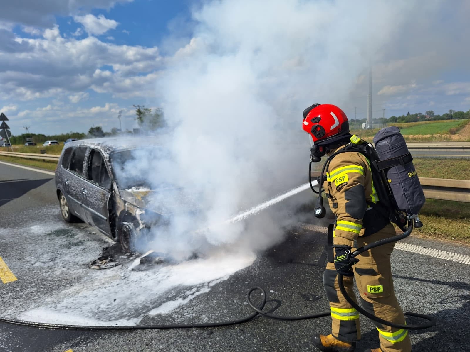 Pożar samochodu w Palmirach. Auto stanęło w ogniu, strażacy gasili je na drodze
