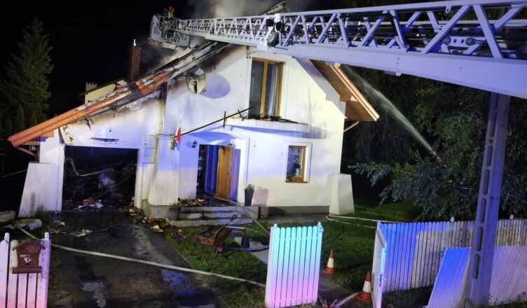 Nocny pożar domu jednorodzinnego. Ogień objął dach, strażacy walczyli z ukrytym pożarem konstrukcji