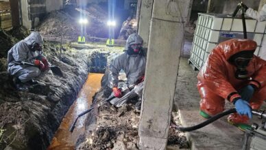 Nielegalne składowisko chemikaliów w Milęcinie. Specjalistyczna grupa w kombinezonach zabezpieczała skażony teren