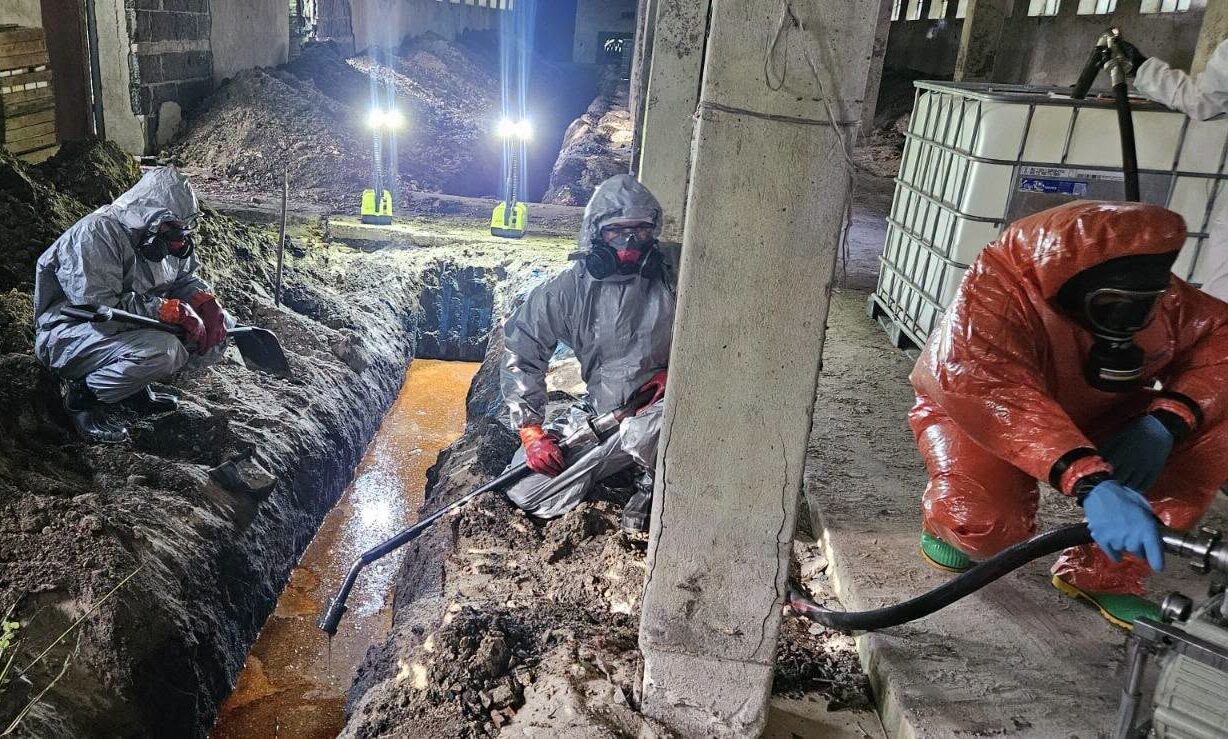 Nielegalne składowisko chemikaliów w Milęcinie. Specjalistyczna grupa w kombinezonach zabezpieczała skażony teren