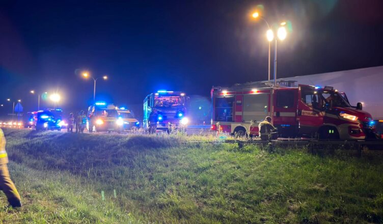 Wypadek na S8 w Niegowie. Samochód wypadł z trasy, na miejscu straż, pogotowie i policja