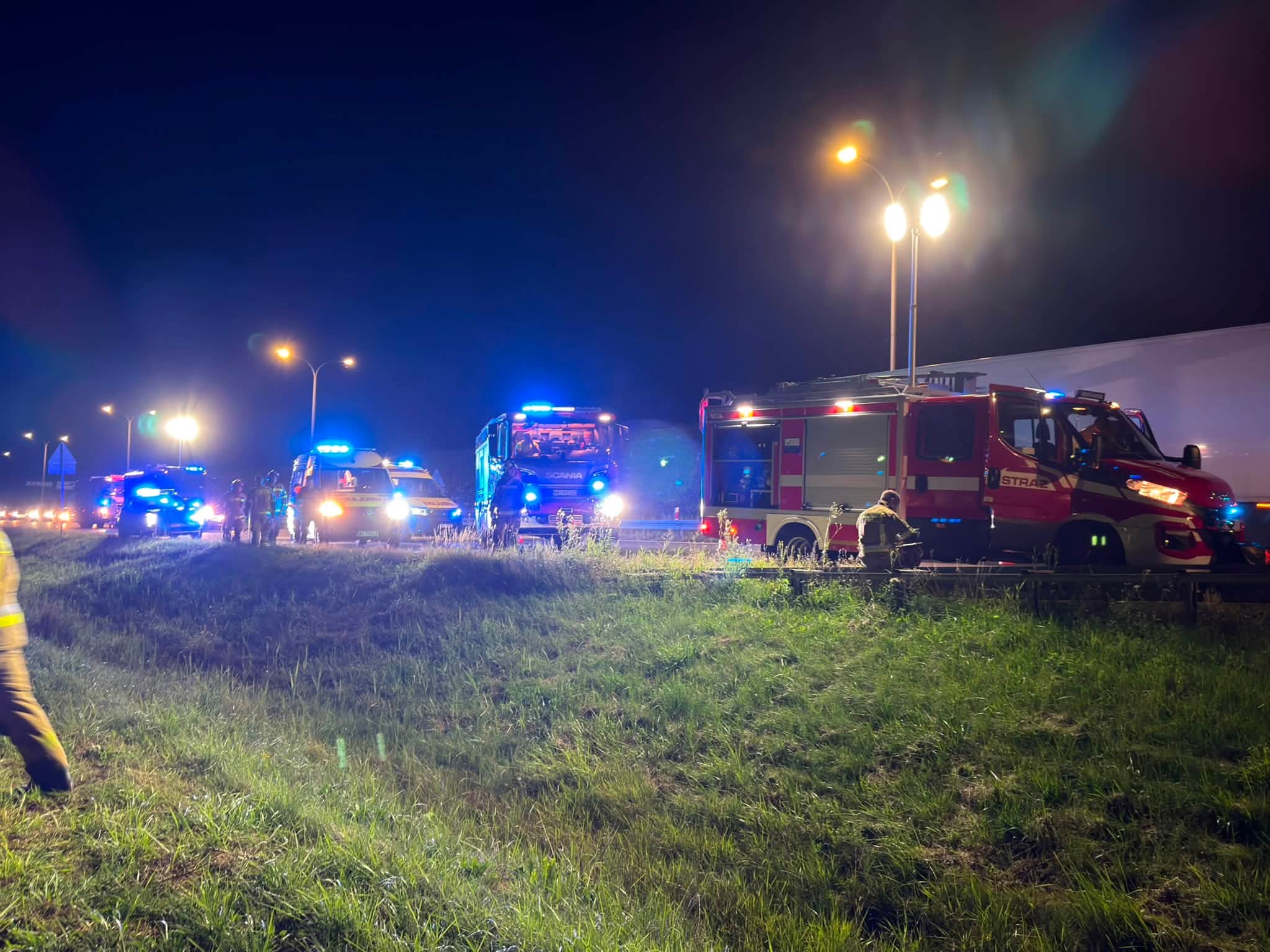 Wypadek na S8 w Niegowie. Samochód wypadł z trasy, na miejscu straż, pogotowie i policja