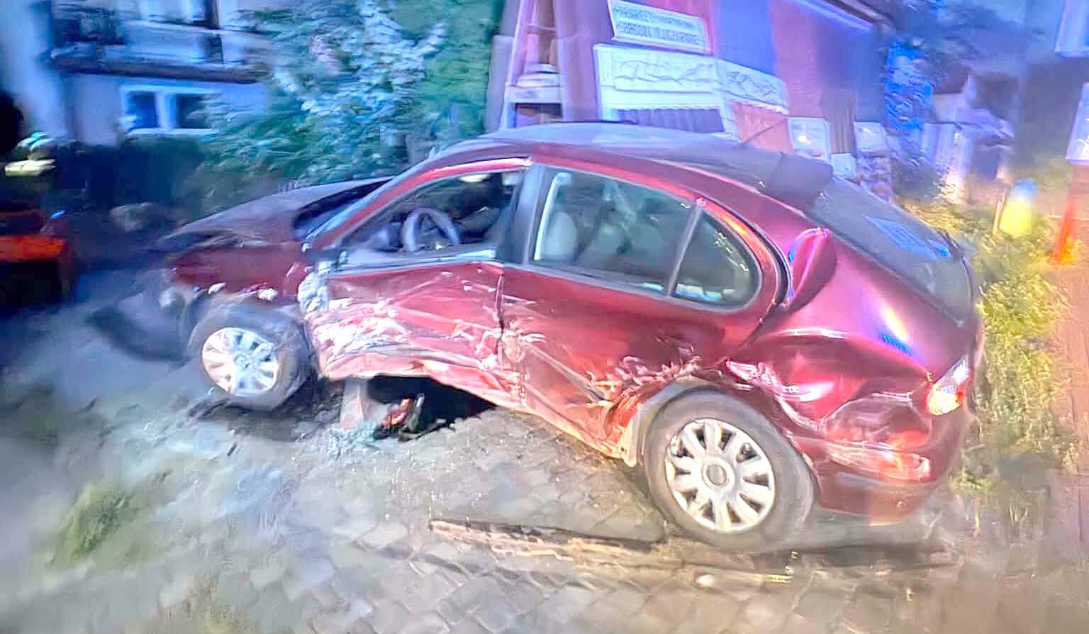 Rozbite auta, uszkodzone ogrodzenie i nocna akcja służb w Kobyłce