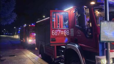 Nocny pożar domu w Helenowie. Służby ruszyły na ul. Witosa, na miejscu kilka zastępów straży