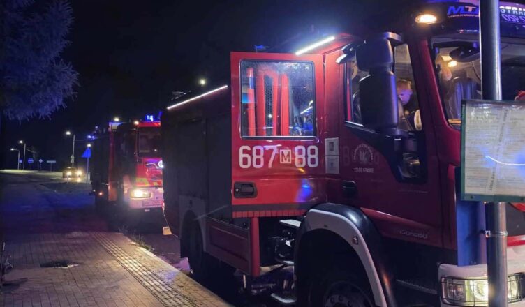 Nocny pożar domu w Helenowie. Służby ruszyły na ul. Witosa, na miejscu kilka zastępów straży