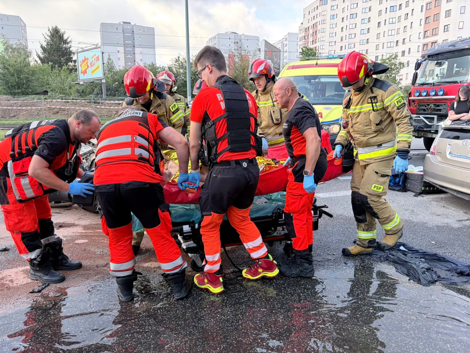 Groźne zderzenie motocykla z osobówką na ul. Woronicza. Motocyklista trafił pod opiekę ratowników
