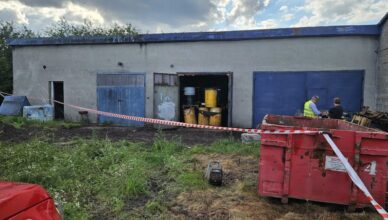 Chemikalia wylane do wykopu w Milęcinie. Prokuratura wszczęła śledztwo, cztery osoby z zarzutami