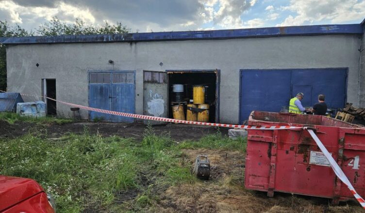 Chemikalia wylane do wykopu w Milęcinie. Prokuratura wszczęła śledztwo, cztery osoby z zarzutami