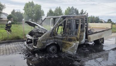 Pożar dostawczaka w Budach Siennickich. Auto spłonęło niemal doszczętnie