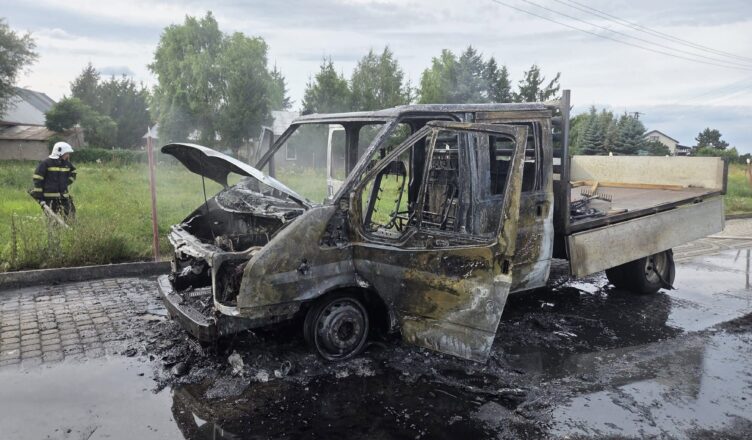 Pożar dostawczaka w Budach Siennickich. Auto spłonęło niemal doszczętnie