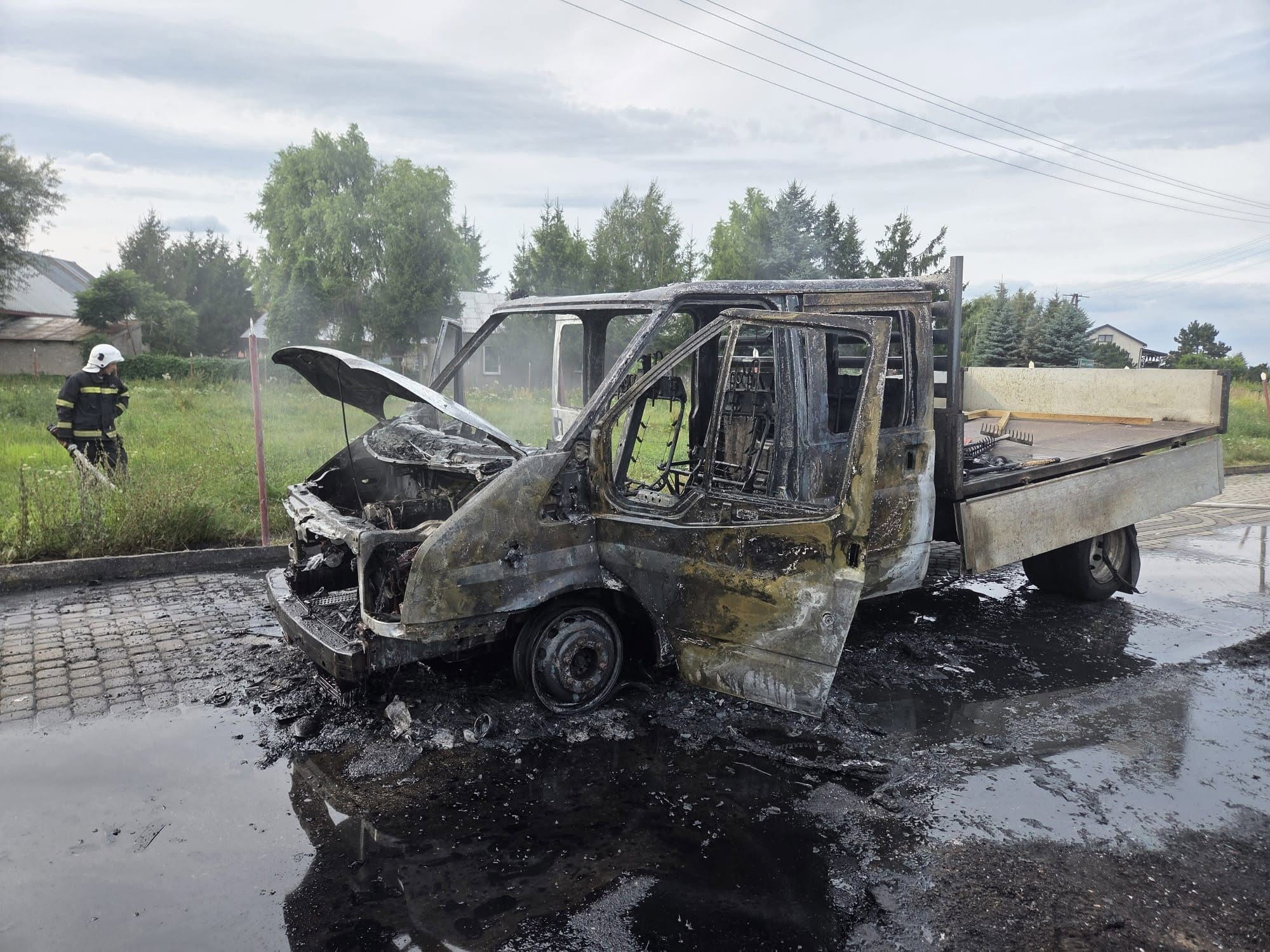 Pożar dostawczaka w Budach Siennickich. Auto spłonęło niemal doszczętnie