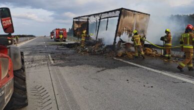 Pożar naczepy ciężarówki na A2. Autostrada była całkowicie zablokowana.