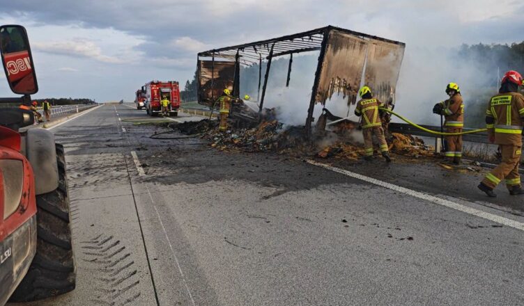 Pożar naczepy ciężarówki na A2. Autostrada była całkowicie zablokowana.