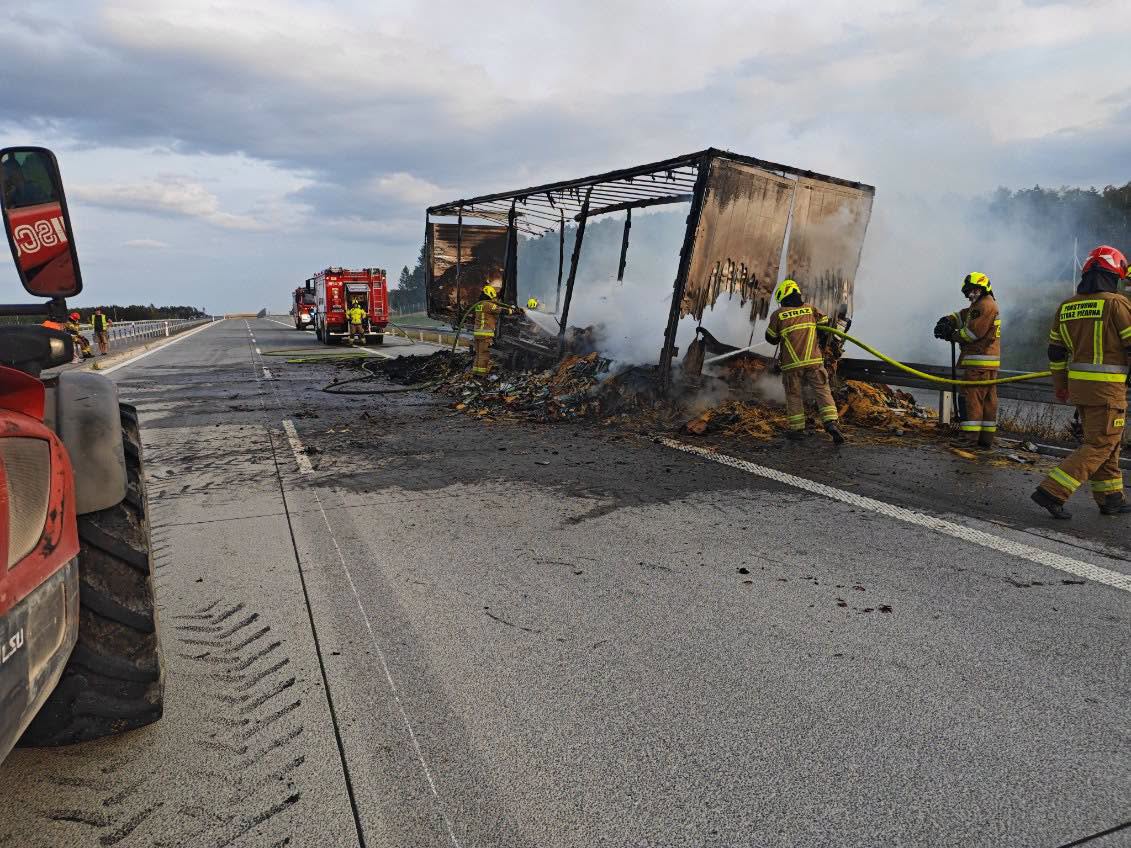 Pożar naczepy ciężarówki na A2. Autostrada była całkowicie zablokowana.