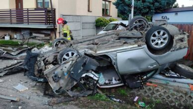 Dachowanie w Zakroczymiu. Auto uderzyło w przepust i ogrodzenie, trzy osoby trafiły do szpitala