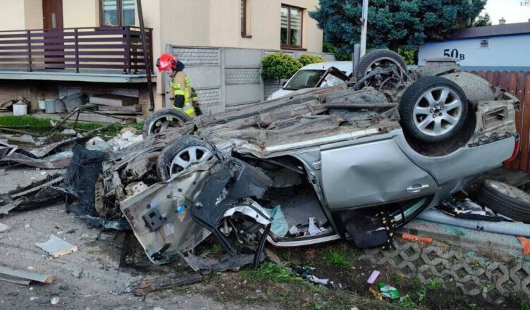 Dachowanie w Zakroczymiu. Auto uderzyło w przepust i ogrodzenie, trzy osoby trafiły do szpitala