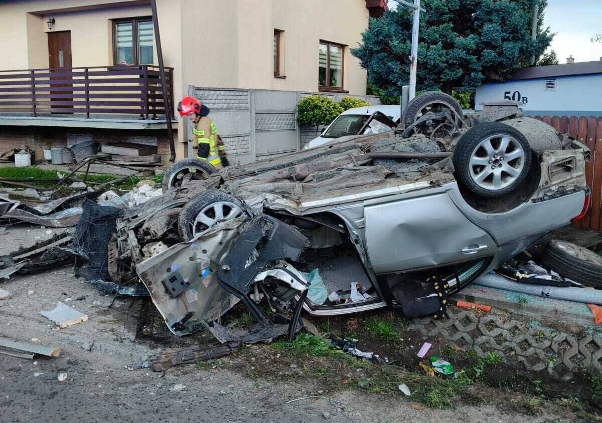 Dachowanie w Zakroczymiu. Auto uderzyło w przepust i ogrodzenie, trzy osoby trafiły do szpitala