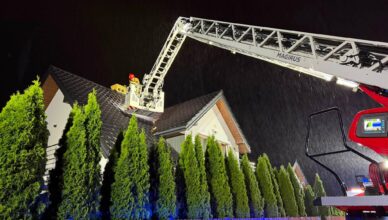 Piorun uderzył w dom w Jabłonnie. Zniszczony komin, dach i instalacja elektryczna