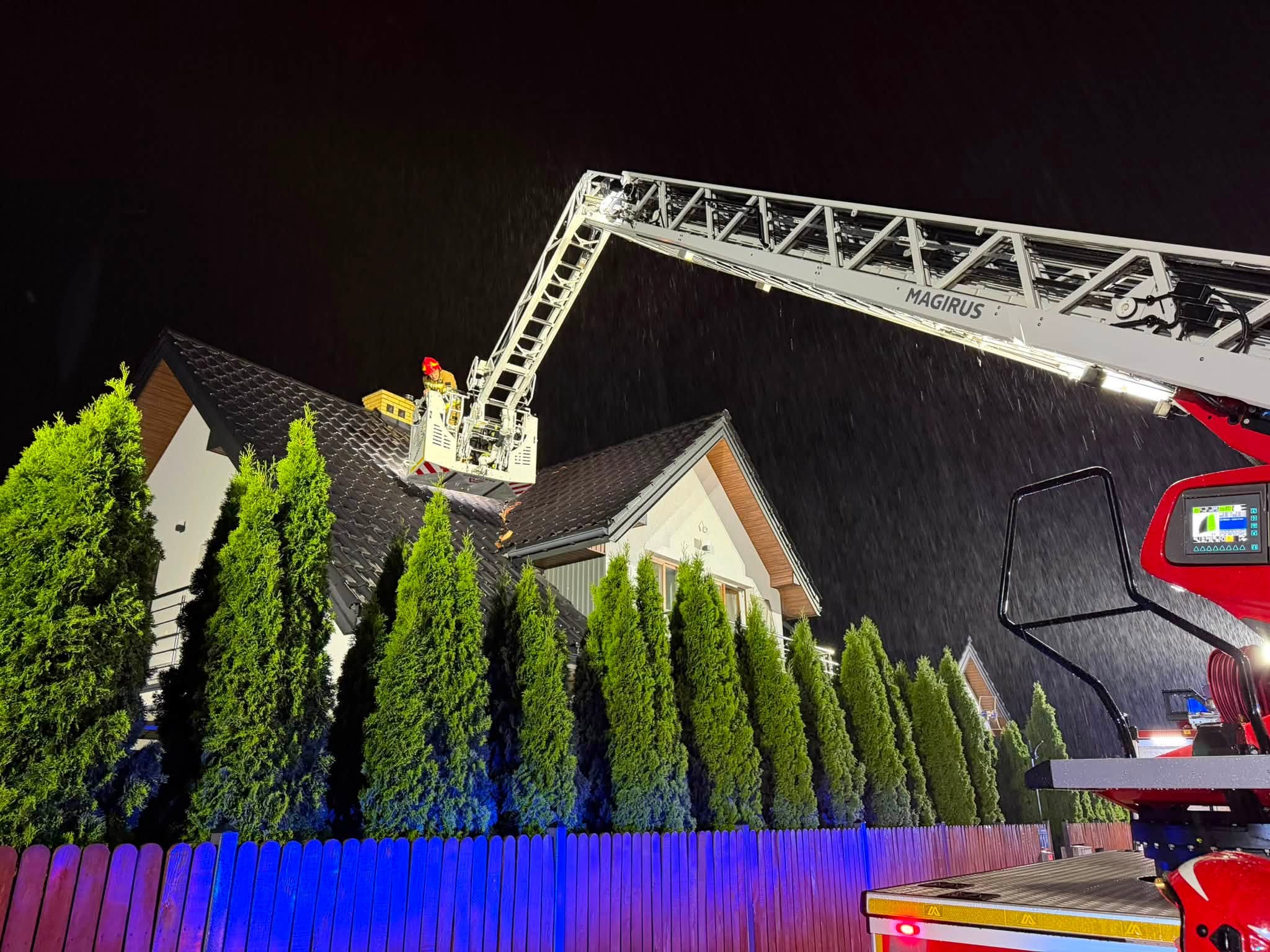 Piorun uderzył w dom w Jabłonnie. Zniszczony komin, dach i instalacja elektryczna
