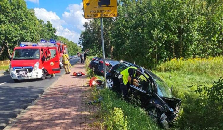 Czołowe zderzenie na ul. Popłacińskiej w Płocku. Dwie osoby w szpitalu, kierowca Citroena oddalił się z miejsca