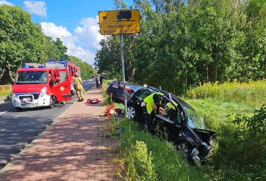 Czołowe zderzenie na ul. Popłacińskiej w Płocku. Dwie osoby w szpitalu, kierowca Citroena oddalił się z miejsca