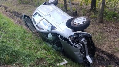 Dachowanie w Kątach Miąskach. Samochód wpadł do rowu, dwie osoby poszkodowane
