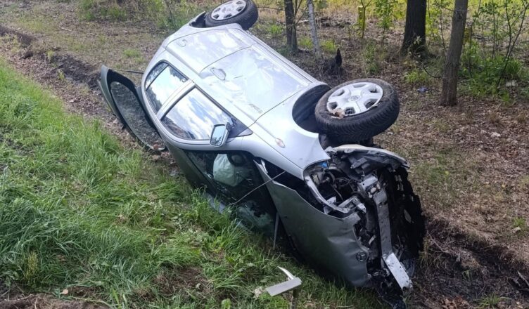 Dachowanie w Kątach Miąskach. Samochód wpadł do rowu, dwie osoby poszkodowane